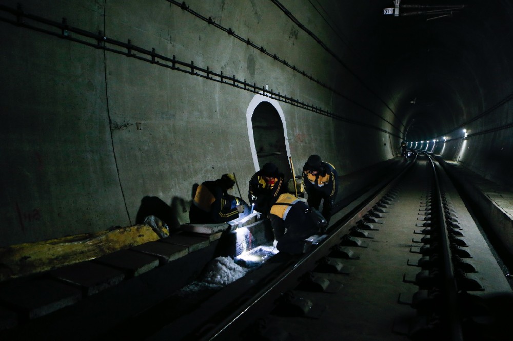 马尔康铁路运营隧道病害现状